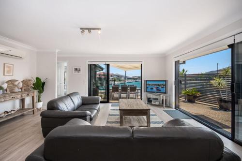 Witonga Waters - Pet Friendly Luxury Waterfront Escape with Pool & Pontoon - Holiday Yamba