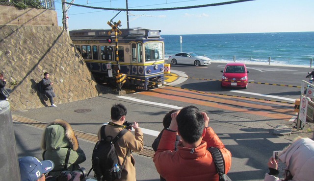 You can experience the town which is traditional Japan and a modern beach!
