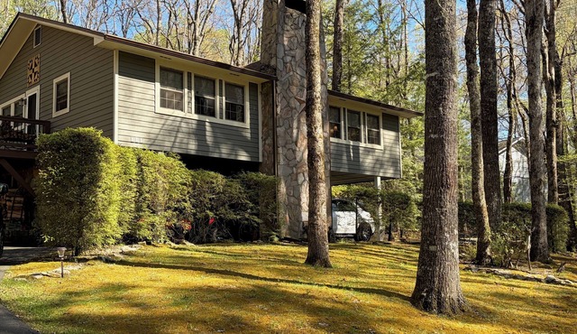 Your Home Away from Home-Spacious Escape in the Mountains