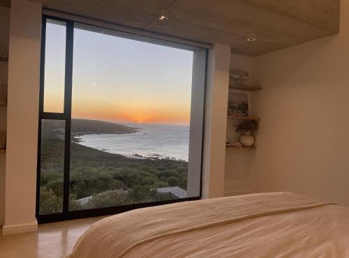 Zebra Views Front-Row Ocean Villa Romansbaai