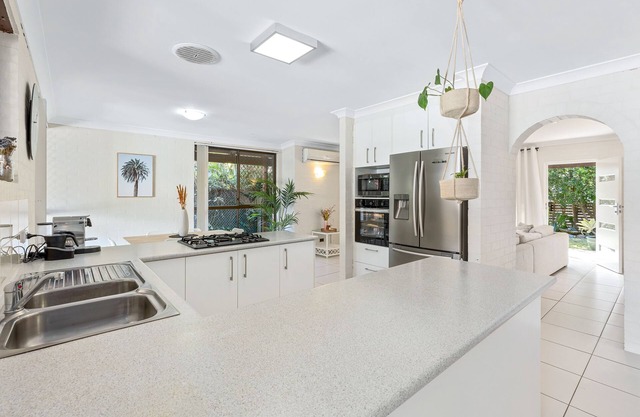 Mudjimba Beach House, sleeps 6, pet friendly