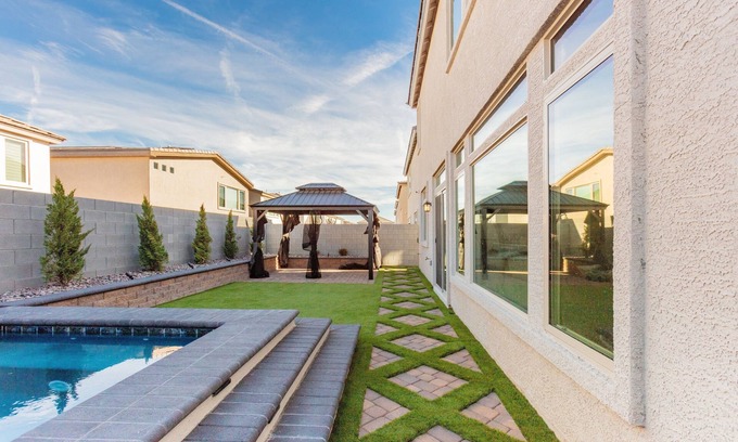 Paradise House | Spacious 4BR House - Minutes from the Strip