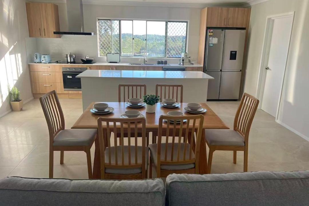 Capalaba House | Modern Sunlit Home For Spacious & Stylish Stay