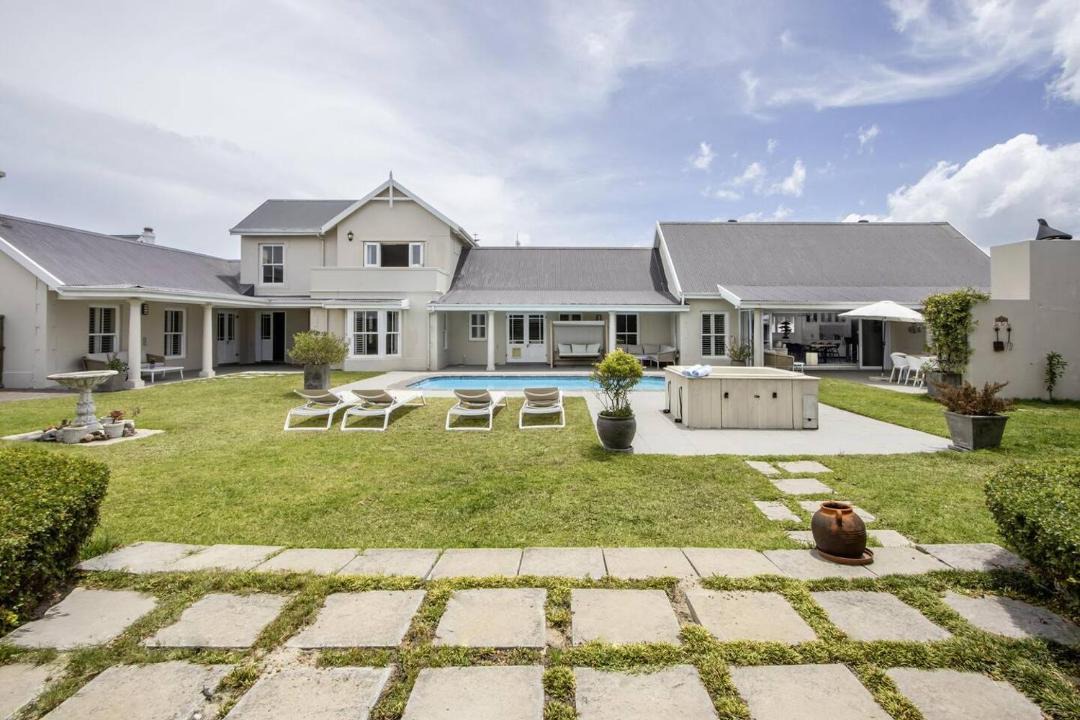 Vermont Apartment | Heaven's Gate - Pool Jacuzzi Lush Garden