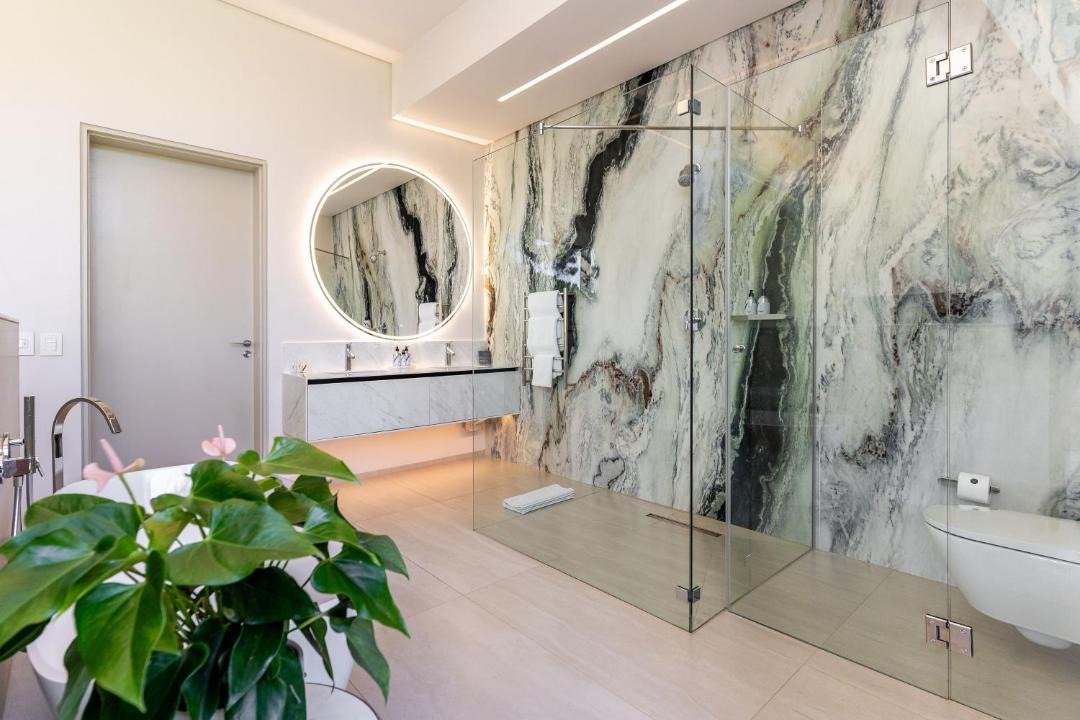 Camps Bay House | Jacuzzi, 180 Degree Ocean and Mountain Views, Luxurious and Modern - The Glasshouse Camps Bay