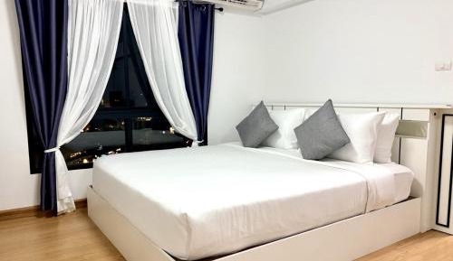 One-Bedroom Apartment with City View