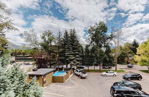 West End Cabin | Main Street gem - pool & hot tub - walk to lifts, dog-friendly, balcony
