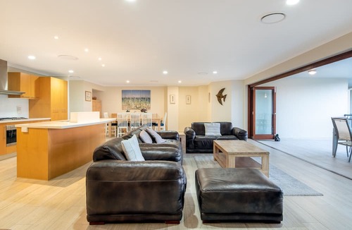 Burleigh Heads Hotel | The Village Holiday Apartments at Burleigh