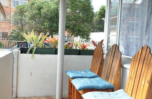 Pollok Beach Apartment | Charming 2-bedroom Apartment in Gqeberha With Garden Views