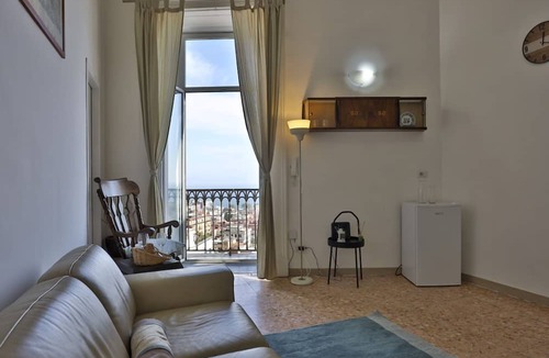 Vittorio Emanuele Apartment | GuestHost - Bright and roomy sea view apartment located in an elegant building from the 1800s, which accommodates up to 7 people with great comfort, thanks to three bedrooms and two bathrooms. The strategic position of the accommodation allows you to con