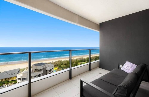Broadbeach Apartment | Stunning Ocean Views 20th floor Oracle Tower 1