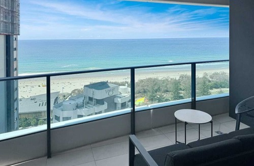 Broadbeach Apartment | Stunning Ocean Views 20th floor Oracle Tower 1