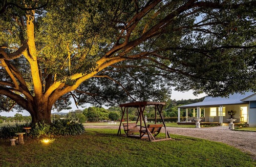 Middle Pocket House | THE VALE, Luxury Farm Homestead, Spa/Hot Tub, Fire Pit, Wood Fired Pizza Oven