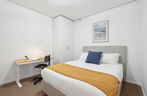 Broadbeach Apartment | Ocean View 3-Bed with Gym, Pool