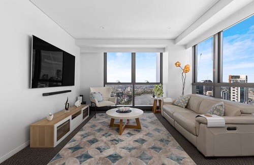 Brisbane Central Business District Apartment | Stunning River View 2-Bed with Pool