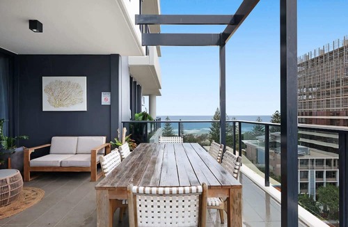 Burleigh Heads Apartment | Luxe Beachfront 2-Bed With Gym, Pool & Views