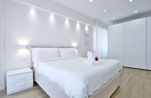 Vomero Apartment | GuestHost - Comfortable and bright apartment perfect for 2 people and equipped with all comforts, including a spacious 15 sqm balcony ideal for relaxing moments. The apartment is located in Via Cimarosa, in the lively Vomero district, an ideal area for a