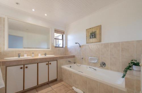 Port Alfred House | Ocean Mooring Beach House - Oceanview Apartment