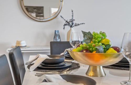 Brisbane Central Business District Apartment | RYEVA Stays - Free Parking, Pool, Gym & Sauna