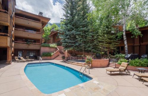 Aspen House | New Listing 3 BR 3 BA Aspen Condo near Gondola