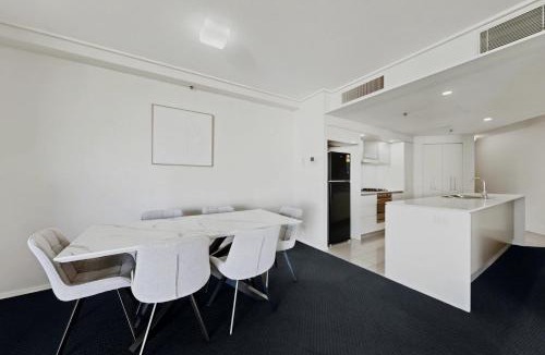 Brisbane Central Business District Apartment | The Gilded Gallery I Art-Inspired Luxe Retreat