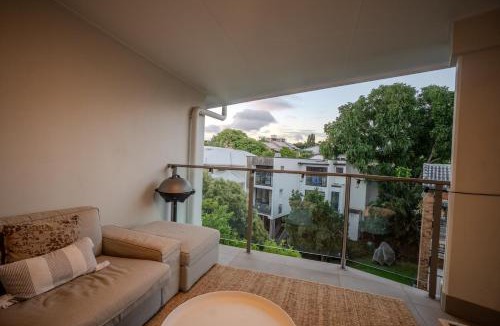 St. Lucia Apartment | Sleeps 8 Near UQ 10 mins CBD Dual Living