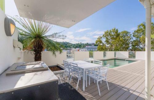 Townsville Apartment | Townsville 2 Bedroom Apartment with Pool, Balcony & Parking