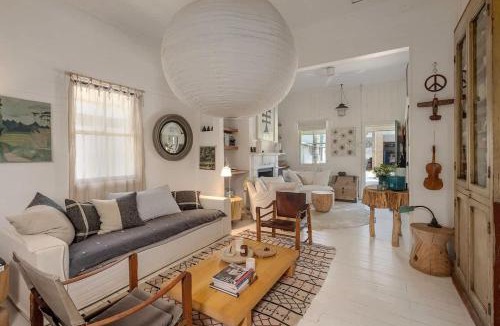 Bangalow House | Beautiful Unique Cottage -Pet-Friendly-walk to town