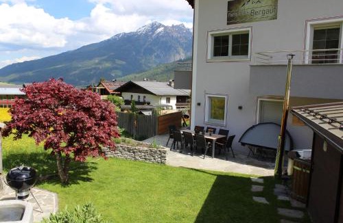 Schonbach House | Ferienhaus Bergauf with Hot Tub