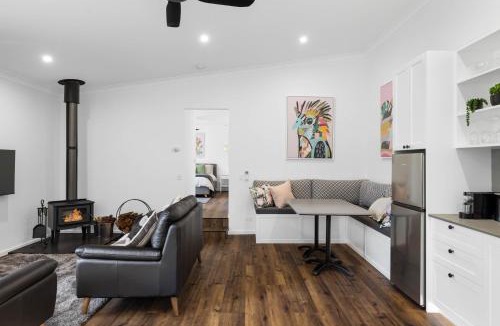 Springbrook Cabin | Rainforest Retreat Fireplace, Bath & Falls Walk