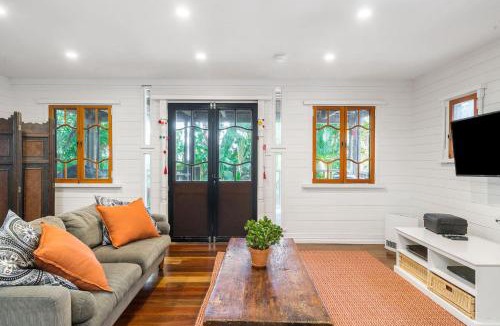 Belongil House | Longhouse - spacious 4 BR Belongil Beach retreat