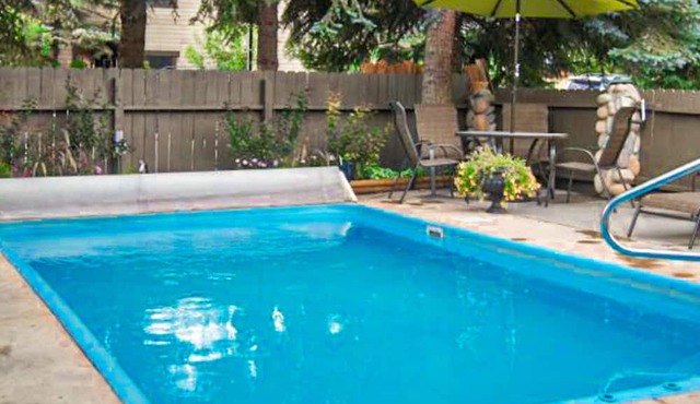 Main Street gem - pool & hot tub - walk to lifts, dog-friendly, balcony
