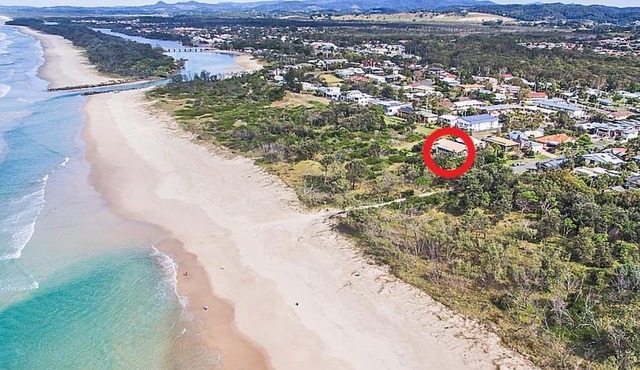 Surfside Pottsville - Absolute beachfront house with private beach access