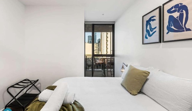 South Brisbane Apartment with Pool