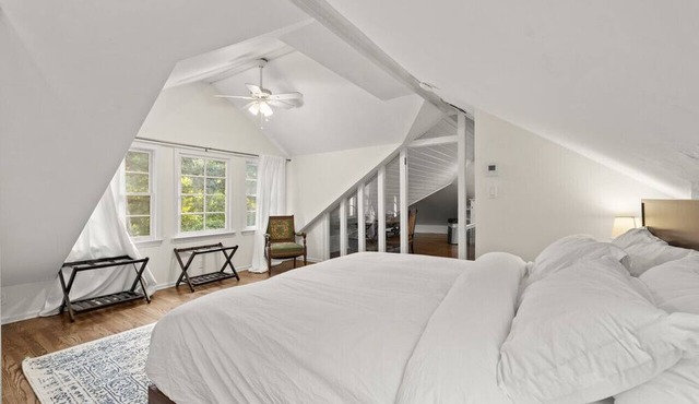 Hot Tub + King Bed + Walkable