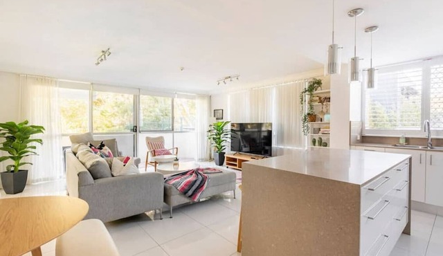 Beachside Garden 2 bd w Courtyard, Pool, Gym, Steps from Beach and Pavilion