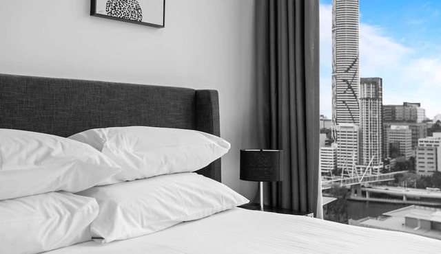 Central Brisbane Stay with Balcony, Pool & BBQ