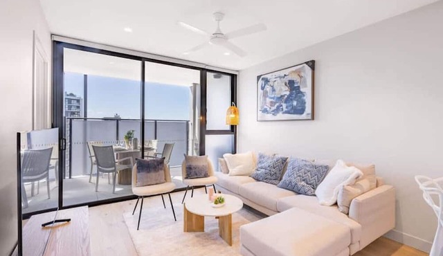 Conveniently located 2BR apt w/rooftop pool @Milt