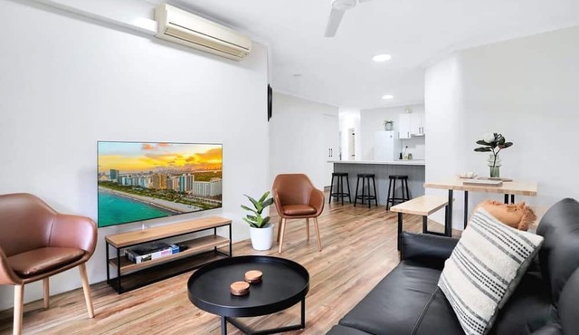 Living on Lake - Stylish Townhouse with Pool & Patio Near Esplanade