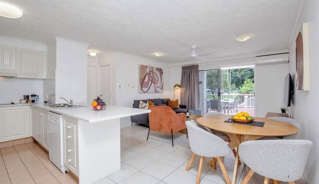 Spacious Ground Floor Retreat by Burleigh Beach