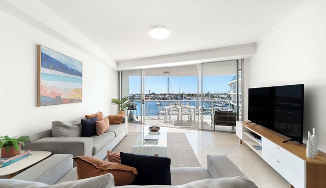 Paradise on the Water - Luxury Minyama Apartment