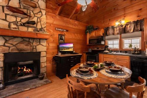 Summer Fun Private Cabin Near Helen WiFi HT
