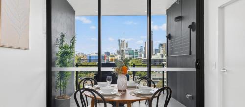 Milton Luxe 1Bd with City Views Pool Car Park Balcony Walk to Suncorp
