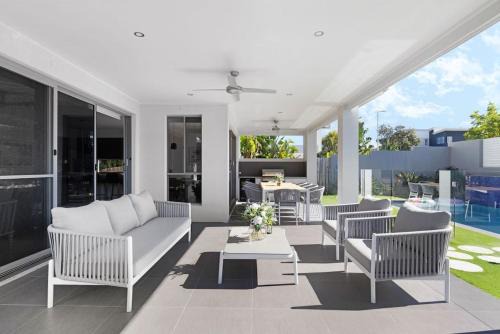 Sirius- Heated pool, 50m to Beach, basketball crt