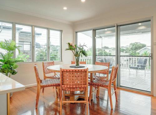 Moffat Beach Gem - Steps to Surf, Trails, Cafes